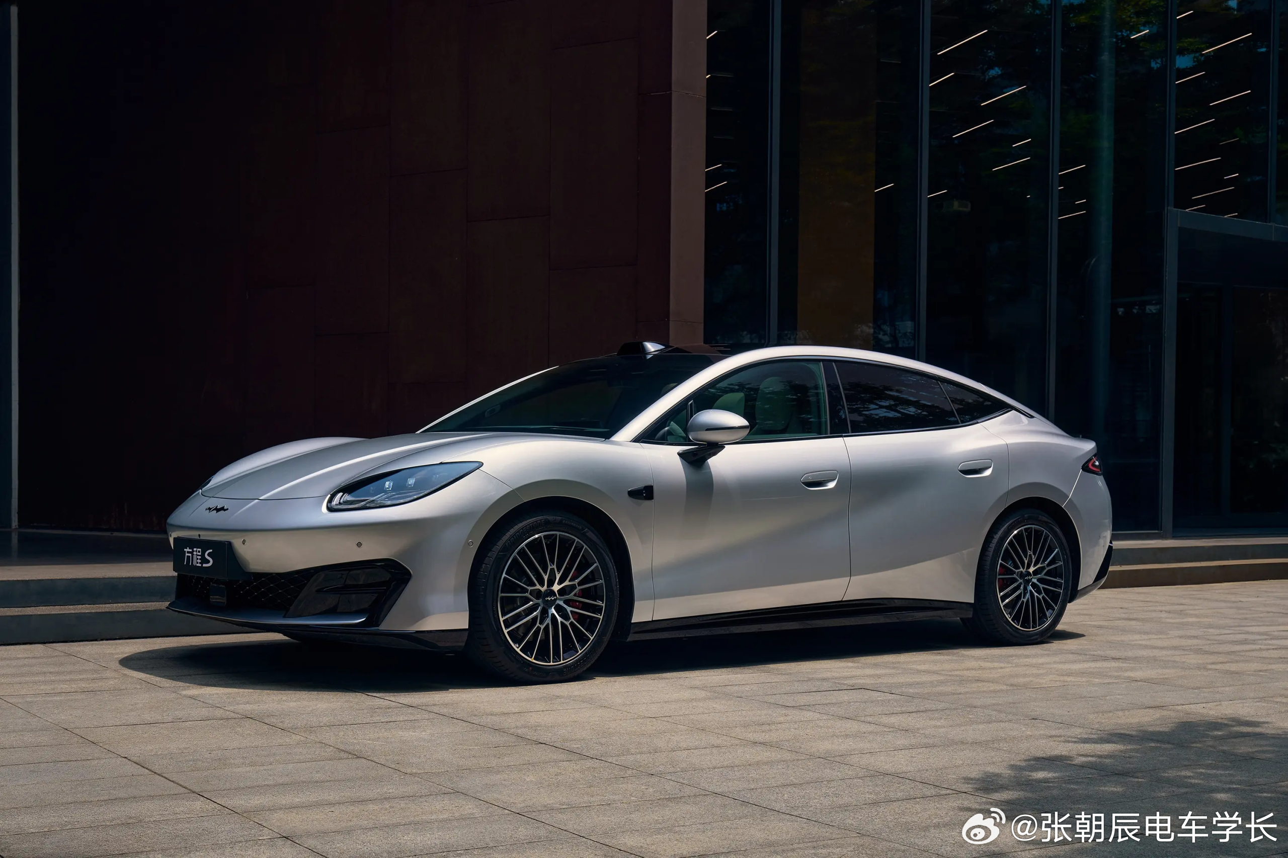 继8月方程豹汽车突破50万辆销量后，仅隔两个月，品牌累计销量正式突破60万辆大关。方程豹成立三年以来，从零开创电驱越野新品类，完成豹、钛、方程、皮卡多序列布局，在行业承压、价格战内卷背景下实现逆势高增长，已成长为比亚迪集团中高端化核心主力。#方程豹[超话]##电车学长##汽车资讯##车圈董宇辉 ​