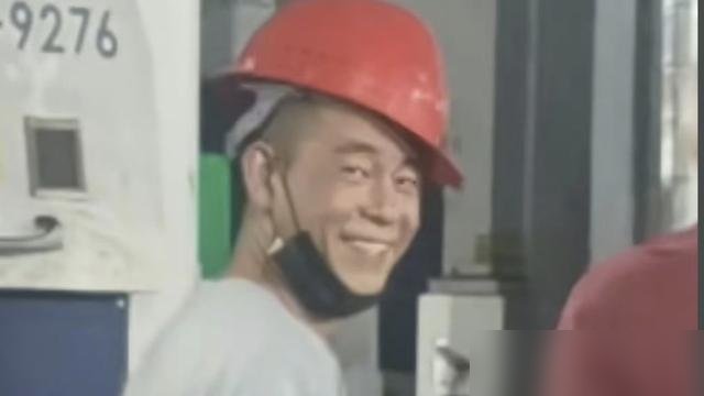 陈小春那个被3000块卖掉的弟弟，全网都在催他认亲，结果呢，一个长得像的车间工人都被拉出来直播了。
就为这点流量，逼着一个47岁的福建大哥自证“我不是他弟”。荒诞吧。
陈小春自己在采访里说过，70年代家里穷得揭不开锅，最小的弟弟3000块送人。他爸临走前留了话：别去打扰人家。
后来陈小春红了，