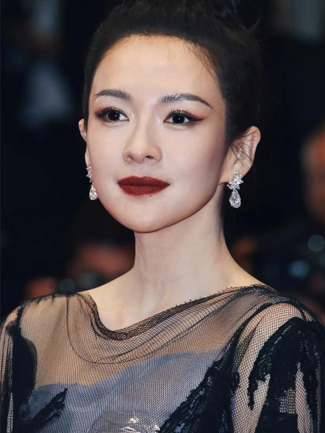 不得不说，汪峰这几年还是审美在线的！

先是章子怡，后是森林北，两个颜值都是顶级。但你要细看这两段感情，你会发现汪峰选人的眼光，其实一直都很“毒辣”。他爱的从来不是依附于他的藤蔓，而是能和他并肩站立的树。

汪峰正八经中央音乐学院科班出身，说话跟其他那些玩摇滚的真不一样，有点水平。比较有才华的一个人