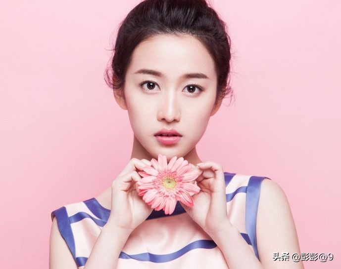 有个画面，光是想想就觉得又好笑又心酸：一个演员，自己掏18块钱买了超前点播，想早点看到自己演的戏是什么样，结果点开一看，发现自己拼死拼活拍的两个多月，三分之二都被剪没了。

这是演员刘美含昨天干出来的事。她演的新剧叫《我不是大师》，李现、李一桐主演的民国悬疑剧。她在里面演&