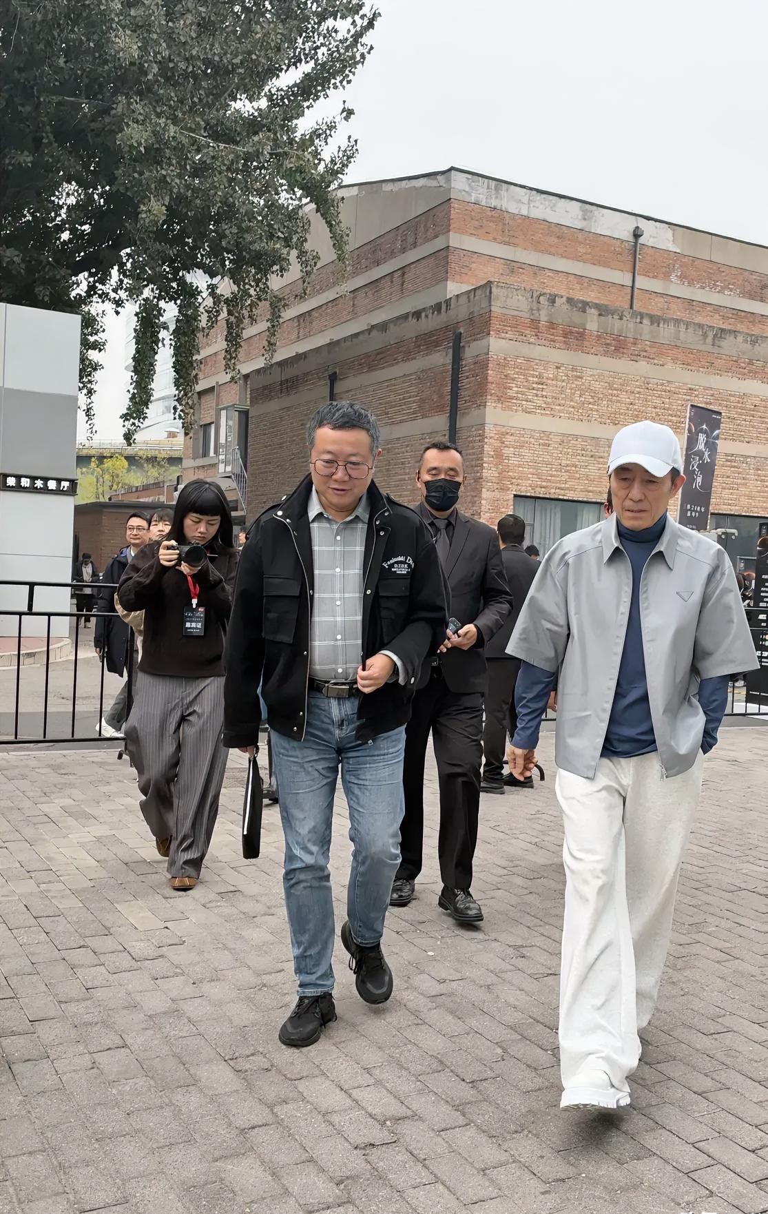 70多岁的张艺谋突然走起顶流潮男路线，谁敢信这身大牌外套穿在古稀老人身上，居然一点都不显违和？
印象里他永远是那身洗得发灰的工装马甲，要么就是一身黑羽绒服加鸭舌帽，整天在片场熬得两眼通红。
冷不丁换上剪裁利落的奢侈品外套，层叠混搭一整套，视觉年龄直接被拽回到五十岁出头。
网上有人扒出这件衣服标