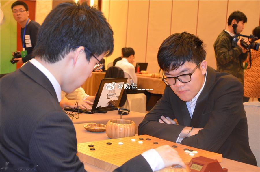 #柯洁的一千零一靠# #柯九KJ[超话]# 第276局
2016年11月10日，第1届新奥杯世界围棋公开赛本赛32强，柯洁执黑对伊田笃史。这盘从胜率上看一度要翻车。
No.0739（图一）黑13直接碰，可能是考虑右下角拆边一子。
图二：右边打劫转换后黑棋攻击失败，白114如上面扳起应该是黑棋贴目困难的局面。然而实战实 ​