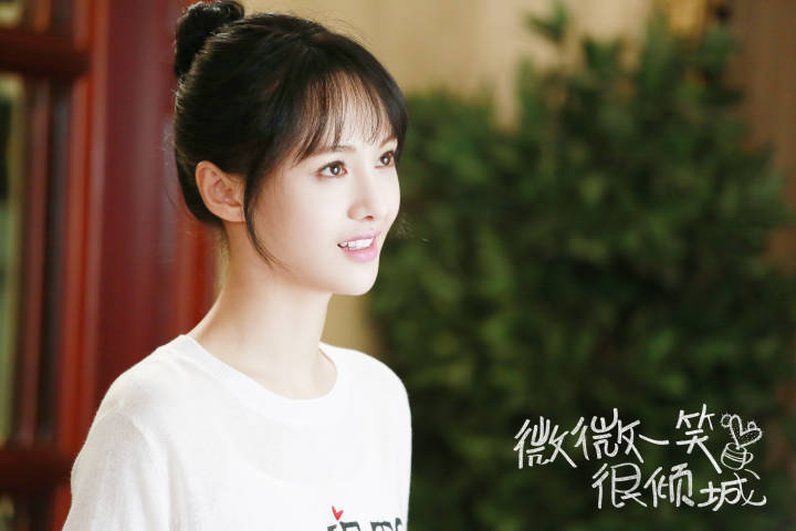 杨洋、郑爽 主演的电视剧《微微一笑很倾城》变更剧名为#一笑倾城# ​​​
#微微一笑很倾城改名一笑倾城# ​