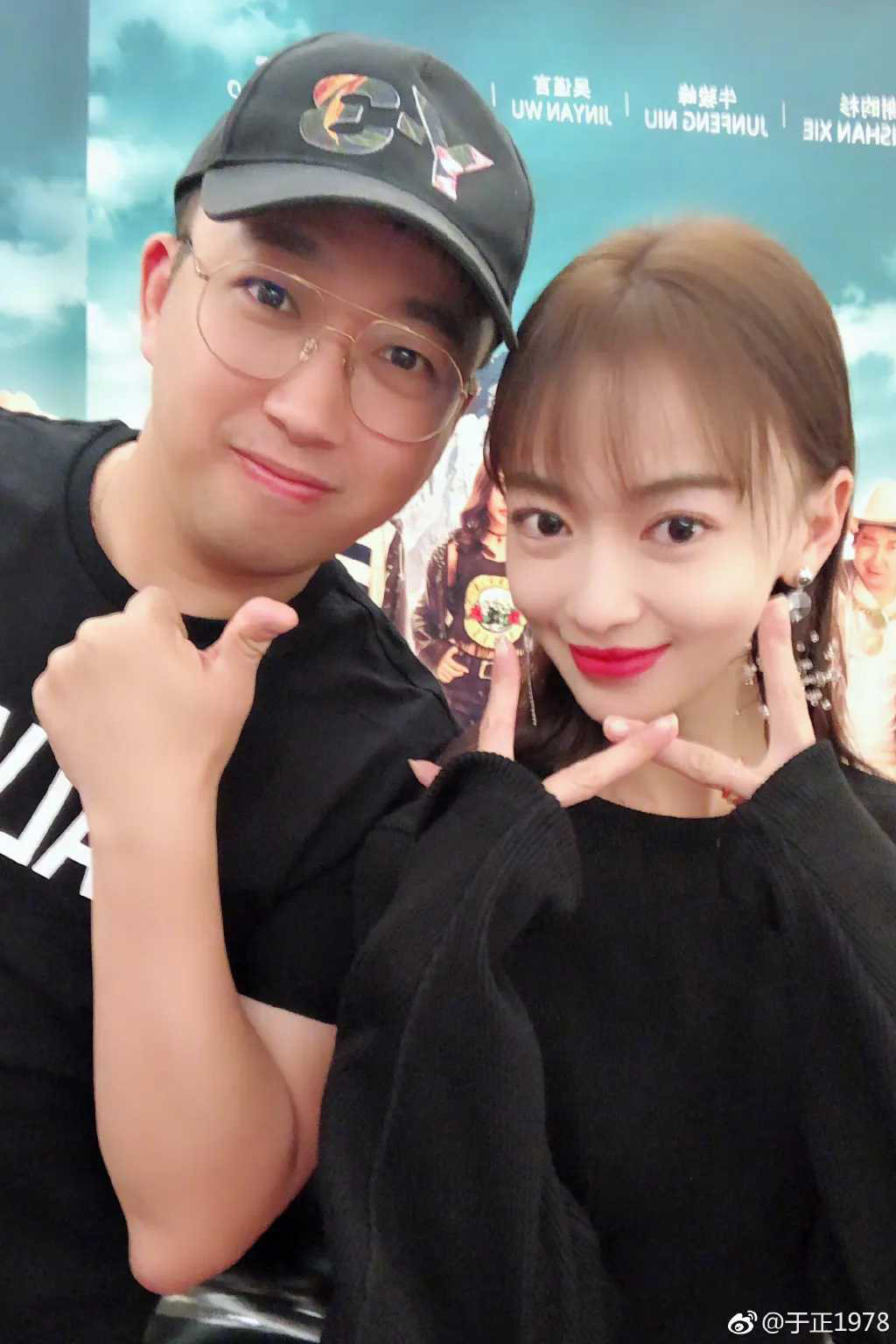 #于正回复吴谨言什么时候离婚#

于正这波回应太秀了！
网友问吴谨言啥时候离婚，老板直接甩一句《当》的歌词：“当山峰没有棱角的时候，当河水不会流……” 
翻译一下就是：想啥呢，不可能！
洪尧：我谢谢你啊于老板😂
 吴谨言：老板你嘴能不能管一管哈哈哈 ​