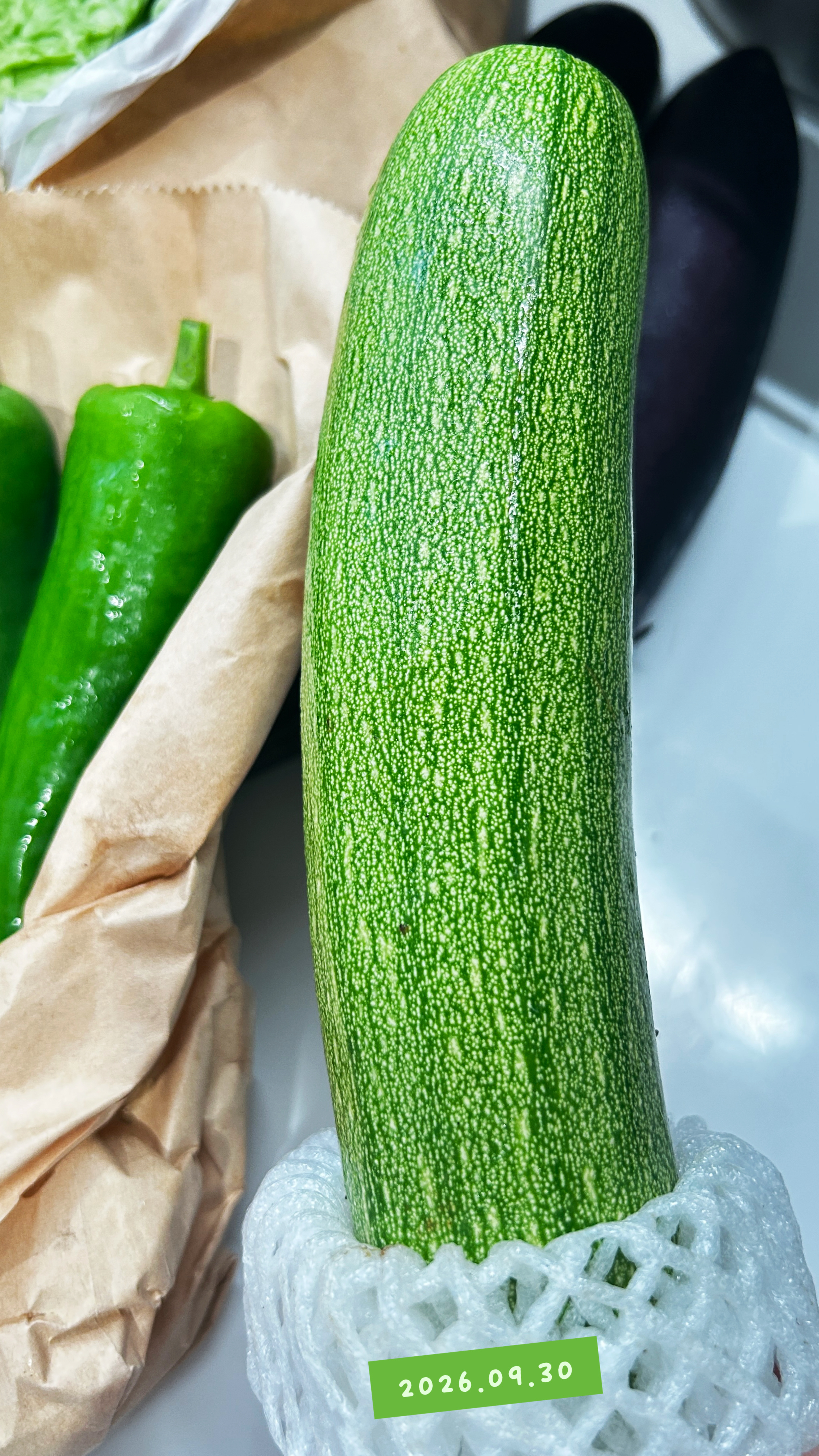 四川乐山天然农家菜-❹（不打激素）这哪里是蔬菜，这分明就是我的鲜花啊！（图2）同学们，我刚刚收到第4波蔬菜啦，时间很快，这一次也是一个蔬菜周期的“收官之作”。上回我跟老板说，我超级喜欢吃那个茄子，软软的，很好吃很下饭，跟一般的茄子不一样。老板说茄子下市了，基本没有了，要吃只能等明年了哦～我心里是接受的，我可以为美的东西等待，一年根本不算什么，然而今天拆开包裹看到里面又有茄子，虽然不大（是茄子的尾声），但我好高兴啊！就是那种你轻描淡写说了一句话，而对方他记住了，惦念了，那种细腻的感觉真的特别好。每种菜都用牛皮纸认真包裹着，虽然四川离杭州很远很远，但这个新鲜劲儿让我深信四川就在我隔壁，超级好。蔬菜四川我的蔬菜是鲜花