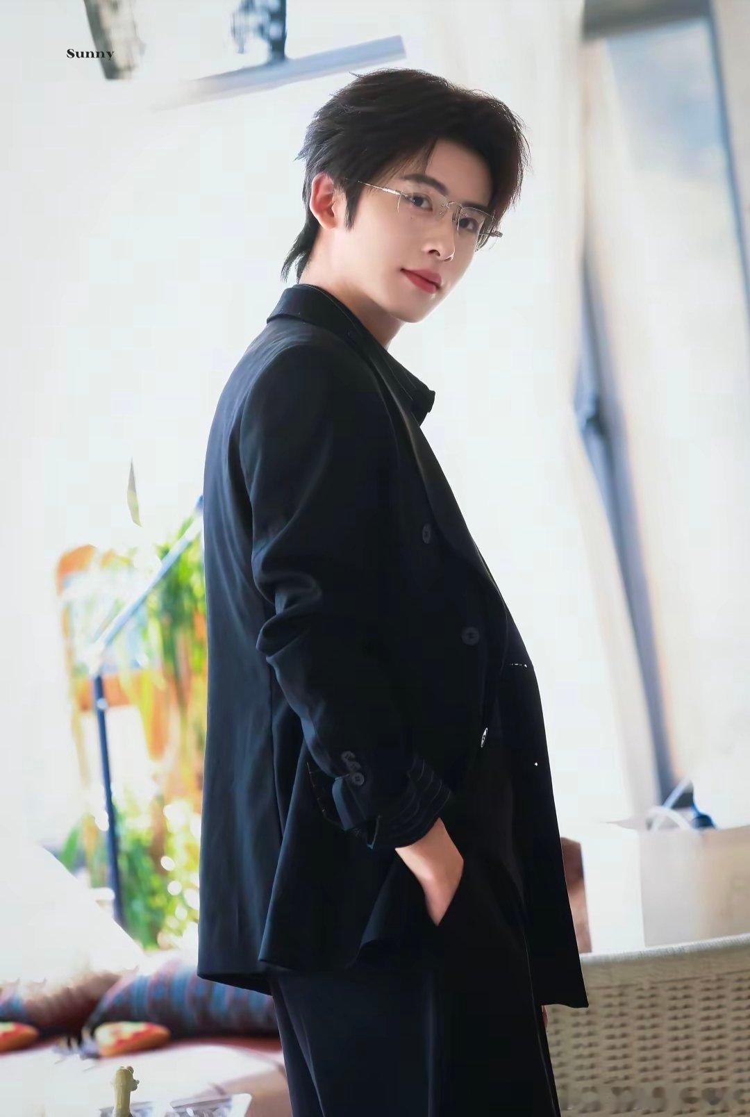 #w是一航呀w[超话]# 眉眼自带故事感，一航太戳人。#向全世界安利最好的一航##一航以婚而愈# ​