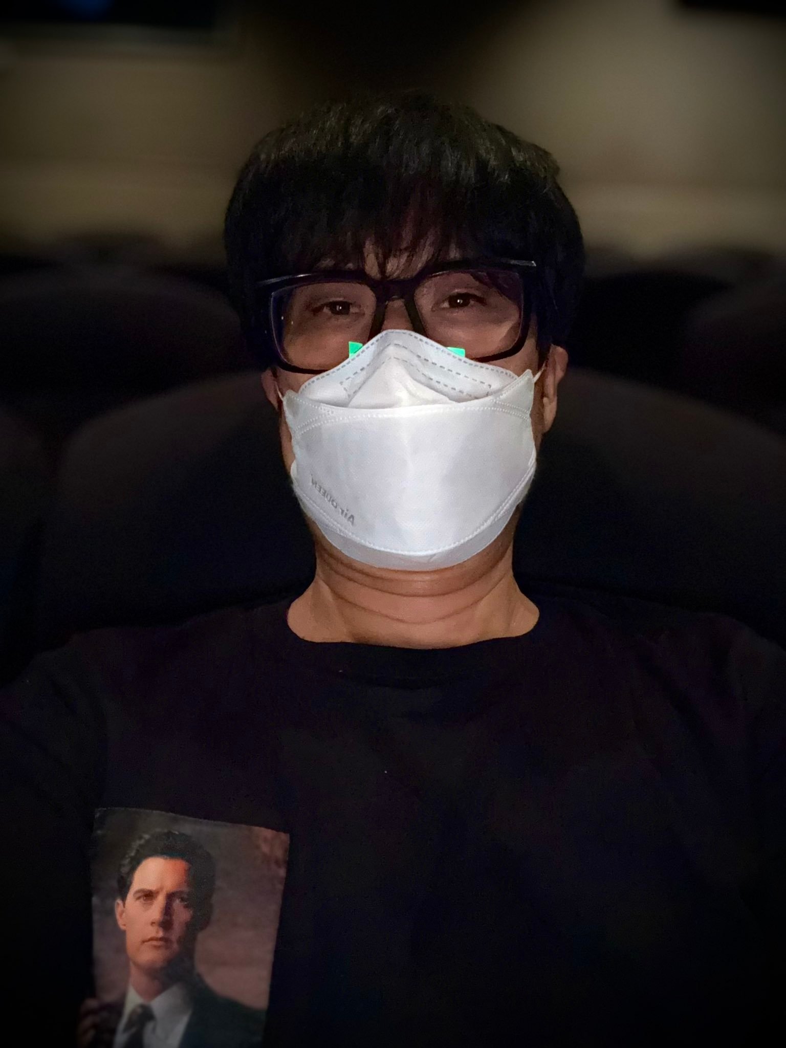 #生化危机爆发夜##小岛秀夫# 岛哥看完《生化危机 爆发夜》并发布如下短评：

本来没什么兴趣，但因为这是扎克·克雷格导演的新作，所以还是看了电影《生化危机》。

影片一开场就用《怪形》风格的BGM来对观众发起猛攻。经典恐怖片的演出、恐怖情境、Jump Scare的怒涛般连续轰炸，一路猛推到结尾。

这不 ​