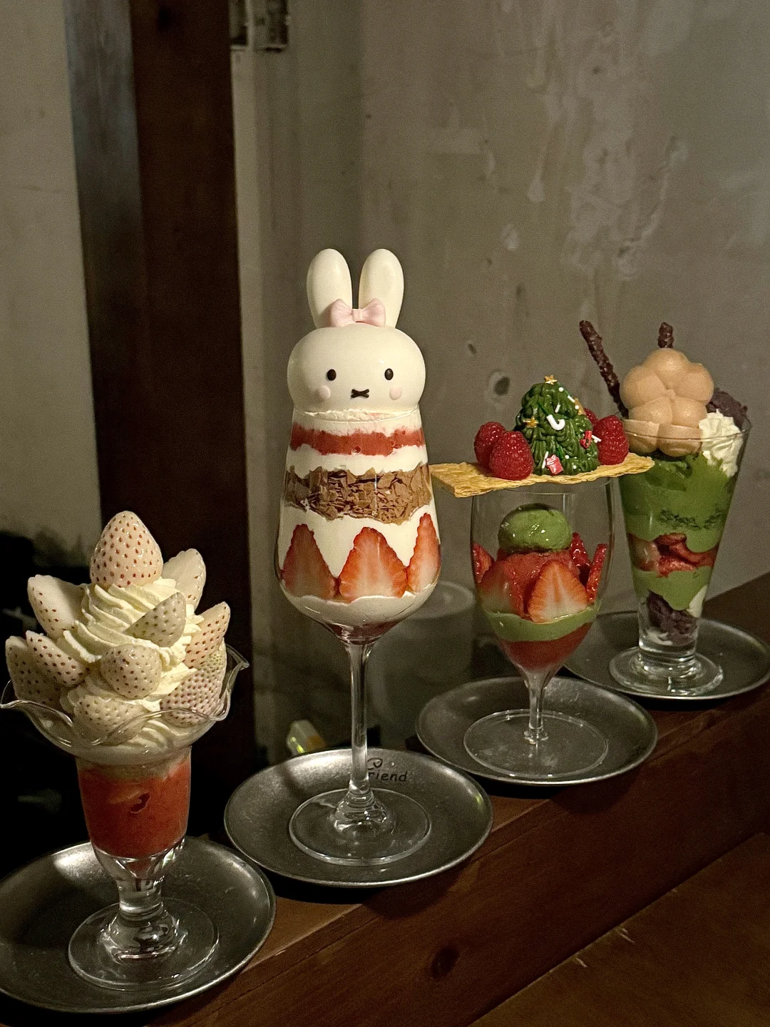 杭州西湖边！圣诞限定草莓芭菲杯！！！😭😭😭