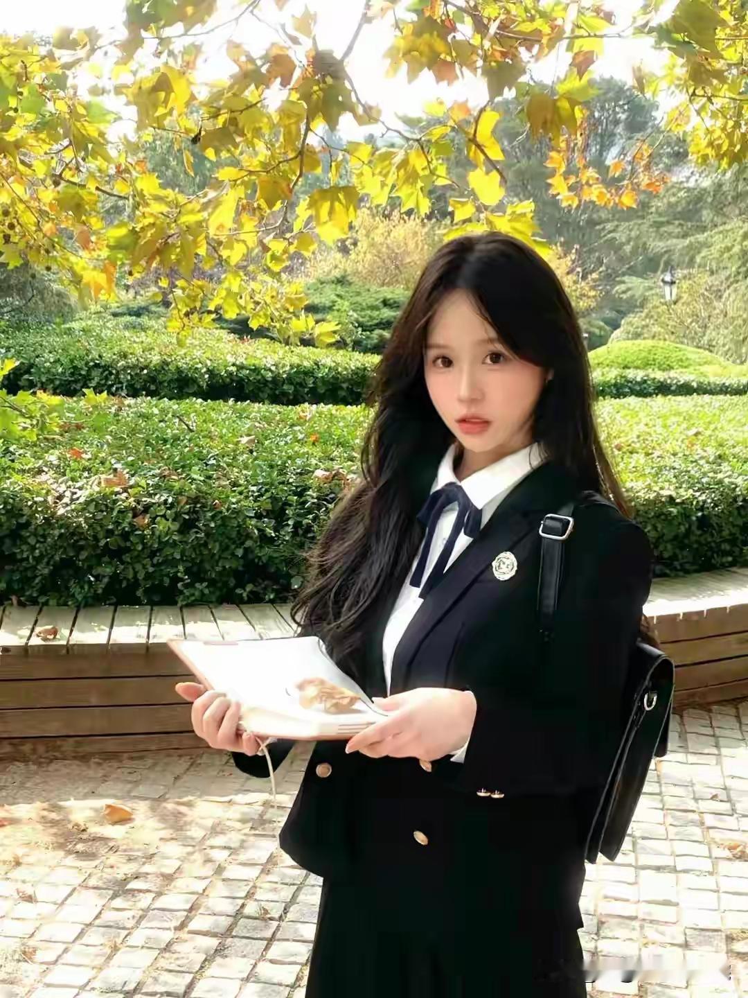 艾利斯顿商学院的校花美女，温润如玉，娴静若水，气质绝了！