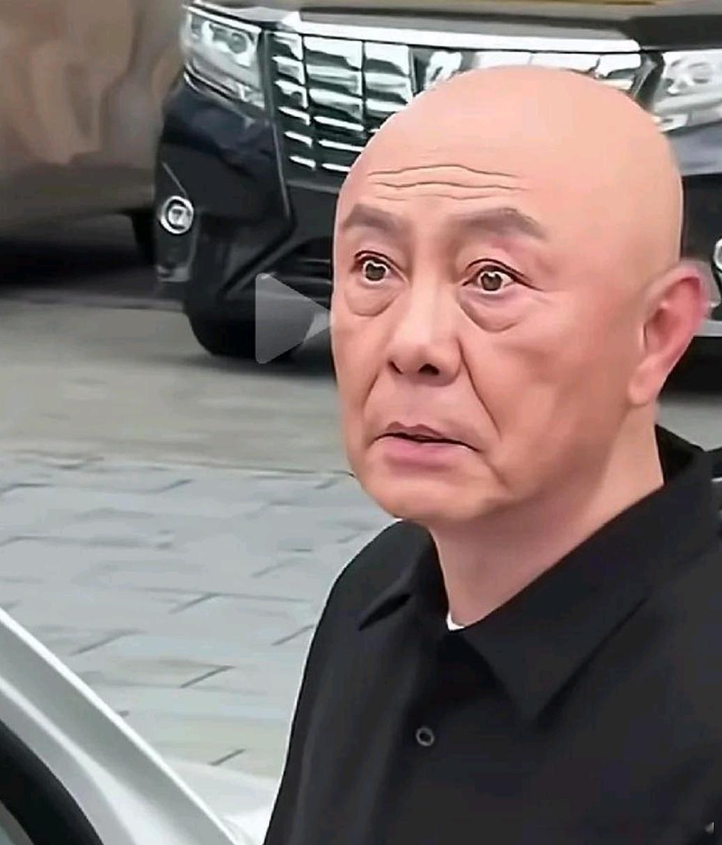 还能认出这位老男人是谁吗？他年轻时也是非常的帅气！而且在早期的香港娱乐圈红得发紫，巅峰时期，连四大天王都为他作配，也一度被誉为是周星驰的接班人！完全可以称得上是第五大天王！时光过得好快，如今他已经60出头了，也不怎么红了，逐渐淡出！岁月难以掩盖脸上的沧桑皱纹，的确老态了不少！你还能 ​