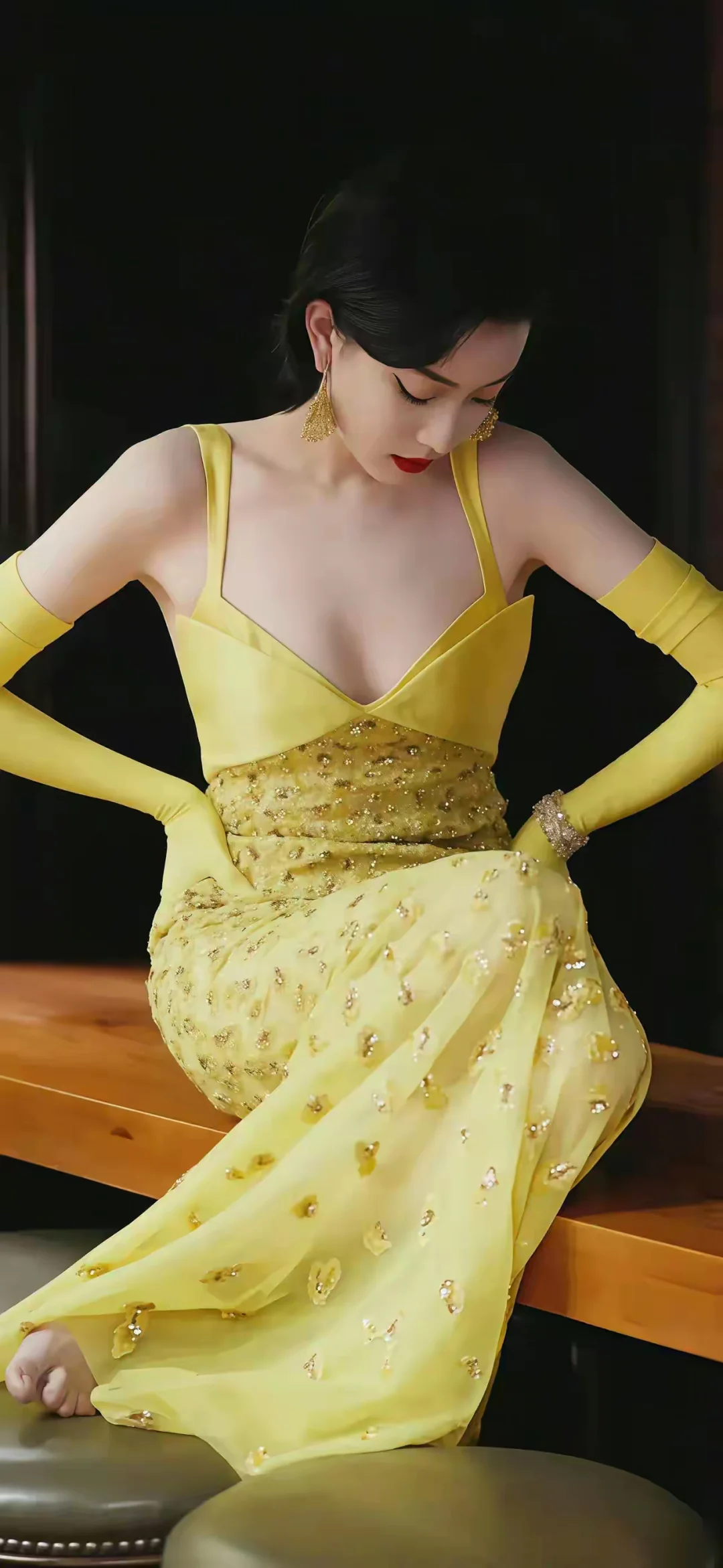 倪妮丨被这身黄色裙子美到了～💛❤️❤️