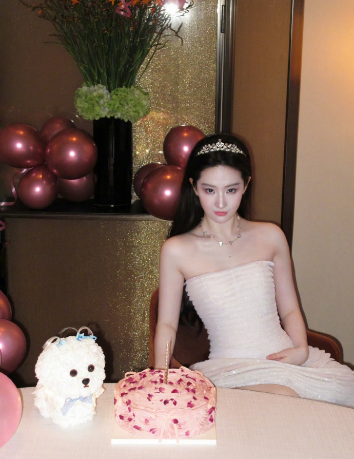 刘亦菲就是从小美到大啊！！完全天然美女，底子太好了[期待] ​