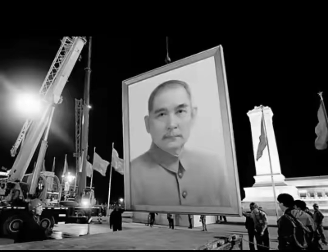 必须警惕！借孙中山混淆建国历史，是最隐蔽的意识形态渗透
 
天天骂台独分子。网页上的这些个家伙国庆临近之时抬孙中山出来，好象新中国是孙文主义建立起来似的，把共产党毛主席等老一辈革命家和为之而奋斗牺牲的千百万烈士放那里去了？这是什么？难道不是意识形态的斗在继续着吗？以经济建设为中心重要在前，但也不要全