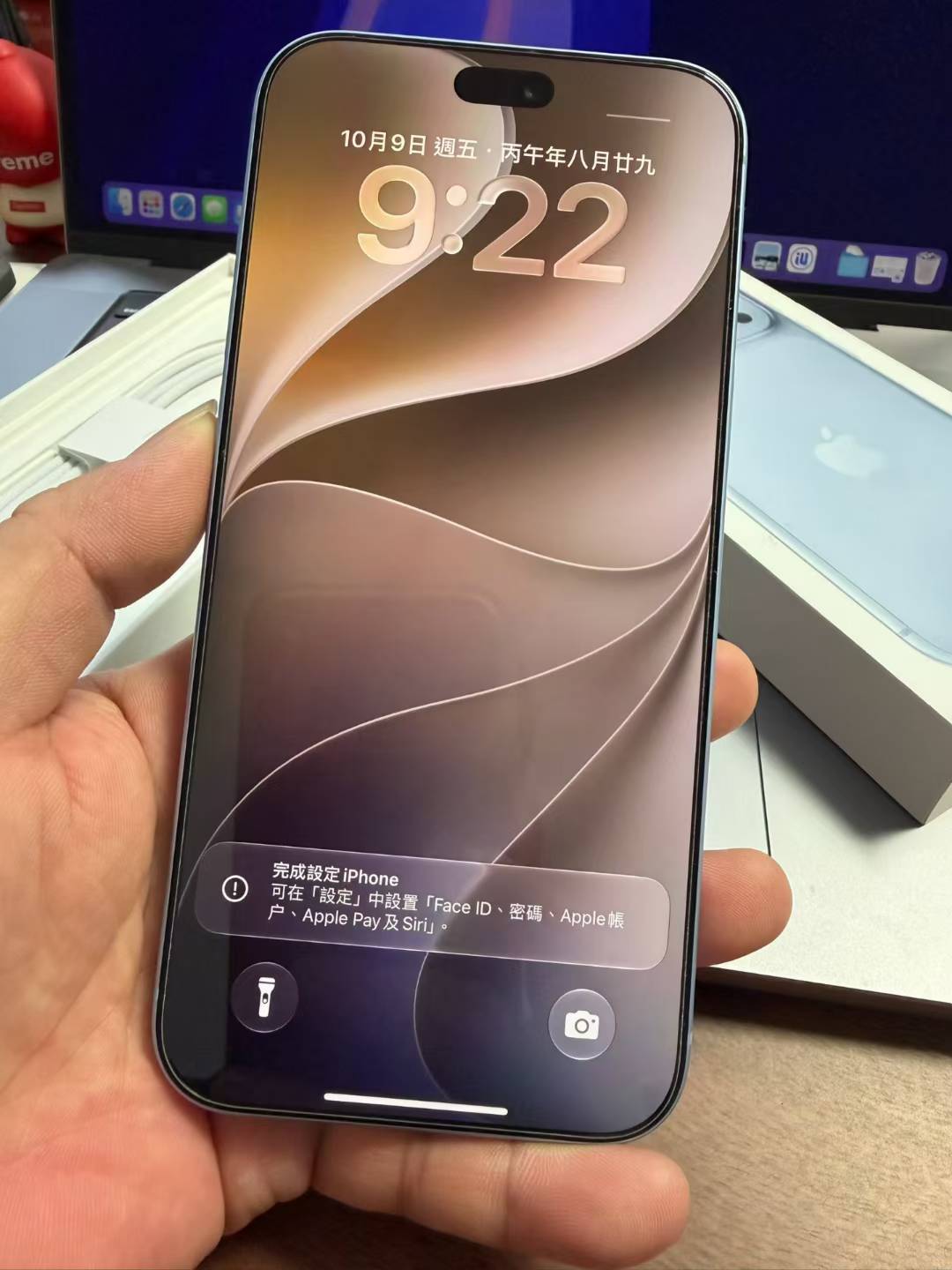 【豆花数码】
iPhone 18 Pro Max 港版（单卡+eSIM）
成色99新（电池健康100%）
还有11个月保修
支持Apple Intelligence
⚠️：不支持内地运营商的eSIM
配件齐全
- 1T：蓝色 14499 ​