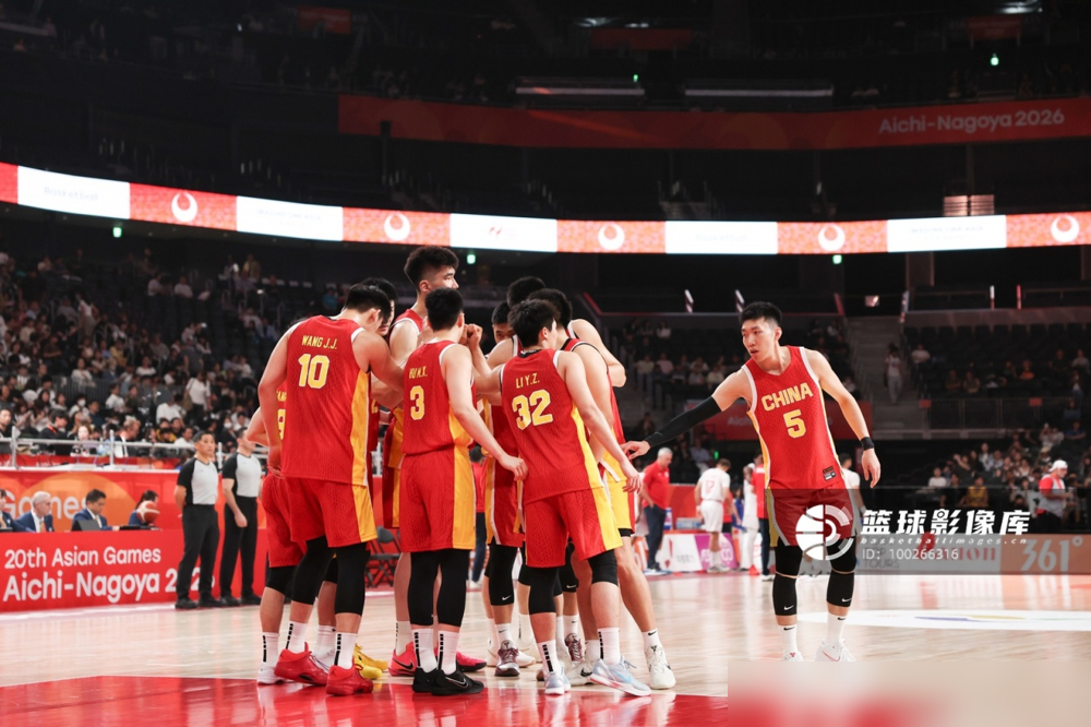 周琦发边线球，李楠说赛前真练过。
2019年打波兰，最后7秒，李楠在央视把话撂了：这个配合平时就演练过，让周琦发球，他觉得没问题。但他也认账，说必须复盘那7秒到底哪儿出了问题。
当年输完，全网骂李楠下课，骂周琦软。李楠说对不住篮协，对不住球迷，自责，内疚。
现在2026年了，回头一看，那会儿男