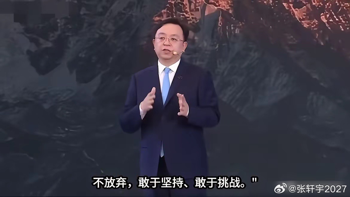 王传福给年轻人提了一个建议。不是什么商业秘籍。是一句很朴素的话。
​​10月19日，在比亚迪2026年第一次临时股东会上，王传福分享了对年轻人的建议：年轻时一定要有远大的梦想。
​​你听听这话。一个把公司从几十人带到几十万人、几次差点倒闭的人，给年轻人的建议不是“要聪明”，不是“要抓住风口 ​