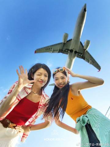 飞机划过天空，飞向未来。<br /><br />Shot on HON...