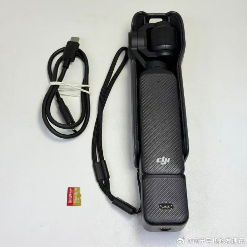 大疆 DJI Osmo Pocket 3 标准版  
1英寸口袋云台相机 OP灵眸手持 
旅游vlog 便携美颜摄像 外观98新  
带128GB内存卡 好价  ​