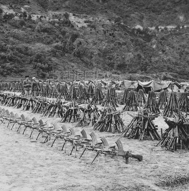 1962年10 月 17 日 印度军队在中印边境东段和西段同时炮击中国边防部队的前沿阵地，进行大规模武装挑衅。侵入麦克马洪线以北克节朗地区的印军向中国边防部队连续发动进攻。此后数日，印军继续发动大规模进攻。

同日 下午一时半，召集刘少奇、周恩来、朱德、邓小平、彭真、陈毅、贺龙、聂荣臻、罗瑞卿 ​