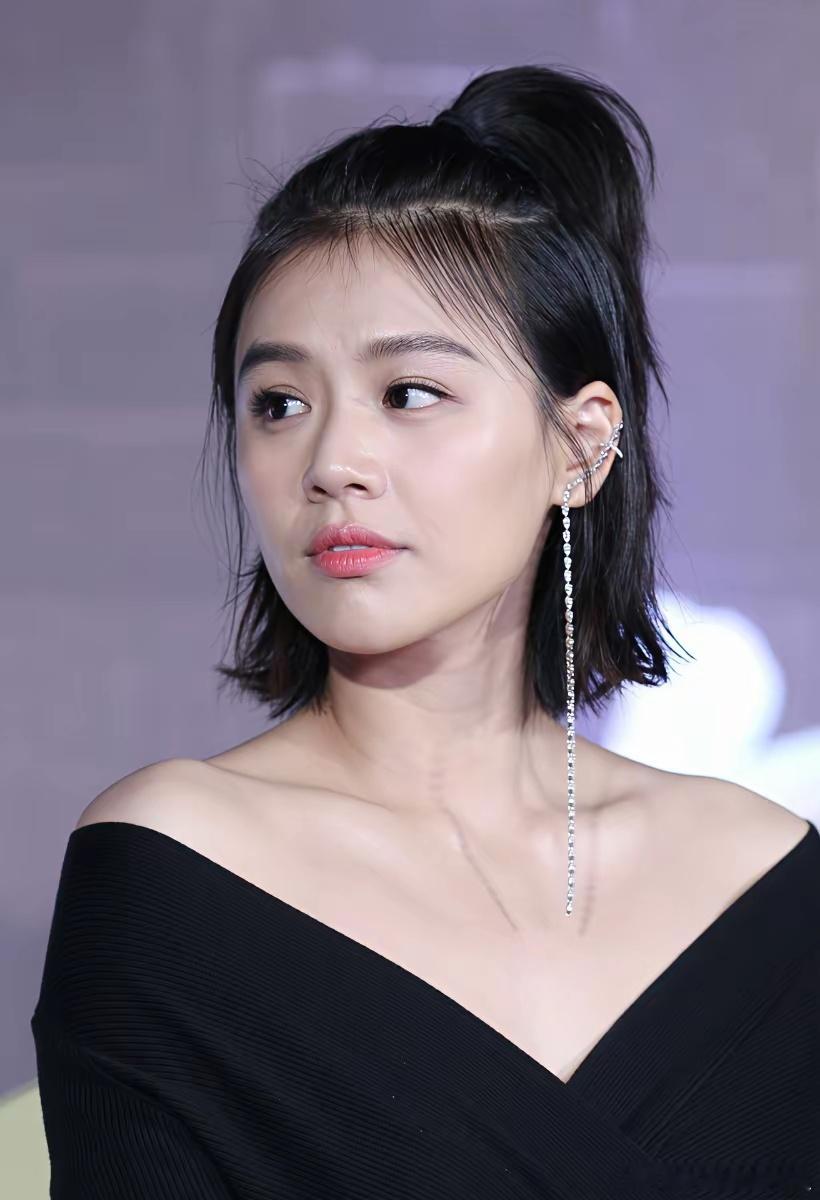 许鞍华导演说第一炉香失败是选角失败，只指马思纯，我觉得整体呈现，不也是很有问题么。
​让张钧甯和张佳宁做配，马思纯大概率也挺难出彩吧，这应该是导演和编剧的问题。
​戈薇龙也应该呈现出那种学生阶段的底层，和上流社会的反差感，好像也没有那么明显。
​穿搭，神态，气质，做人做事的基调也应 ​