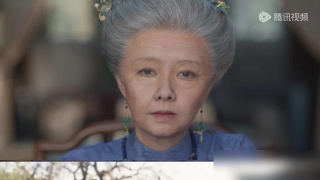 谭松韵这张脸，终于演到老年了，结果眼神还是十八岁。
《兰香如故》里她顶着一头白发，满脸褶子妆，镜头一推近，眼睛亮得跟探照灯似的。观众全出戏了，弹幕都在问：这老太太是不是刚做完近视手术？
说白了，不是谭松韵演技不行，是现在剧组根本不敢让真老人上。怕没流量，怕扛不了招商，硬让三十多岁的脸去贴七十岁的
