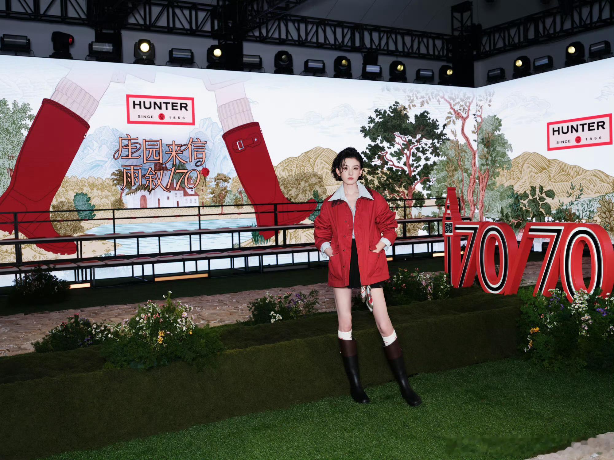 #奢华之眼news# 2026年，英伦百年品牌HUNTER迎来创立170周年、标志性惠灵顿雨靴诞生70周年的双重里程碑。品牌于上海余德耀美术馆正式启幕“庄园来信 雨叙170”雨中大秀暨双周年主题展。

本次大秀以“世纪邀约”为叙事主线，HUNTER品牌大使演员，HUNTER品牌大使超模#奚梦瑶# 亮相现场， ​