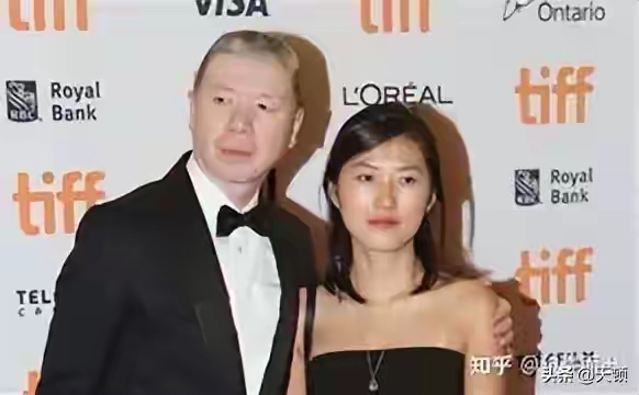 🔥罕见同框！68岁冯小刚头发花白亮相芭莎红毯，19岁养女大方得体，全程不见徐帆
 
2026年1月，万众瞩目的时尚芭莎15周年艺术庆典正式开启。
当晚群星云集，星光璀璨，各路明星、艺人、导演悉数亮相红毯，场面十分盛大。
 
在众多嘉宾当中，冯小刚父女的登场格外吸睛，直接瞬间冲上热搜讨论！
 
当晚现