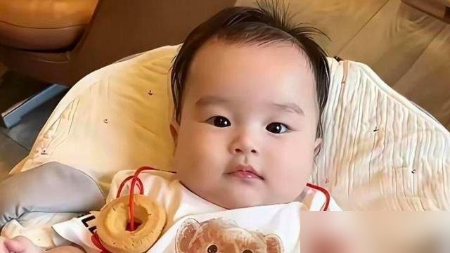 马筱梅直播一句话，把那些等着看“后妈争产”大戏的人，全给噎回去了。
有人问她是不是急着生孩子分家产，她直接说，财务各管各的，没那心思。转头聊起箖箖，语气跟说自家孩子没两样。
上个月一家人逛深坑老街，人堆里她伸手揽住箖箖肩膀，动作自然得不像演的。汪小菲晒吃饭视频，她、汪宝儿、老汪，仨人围一桌，碗筷