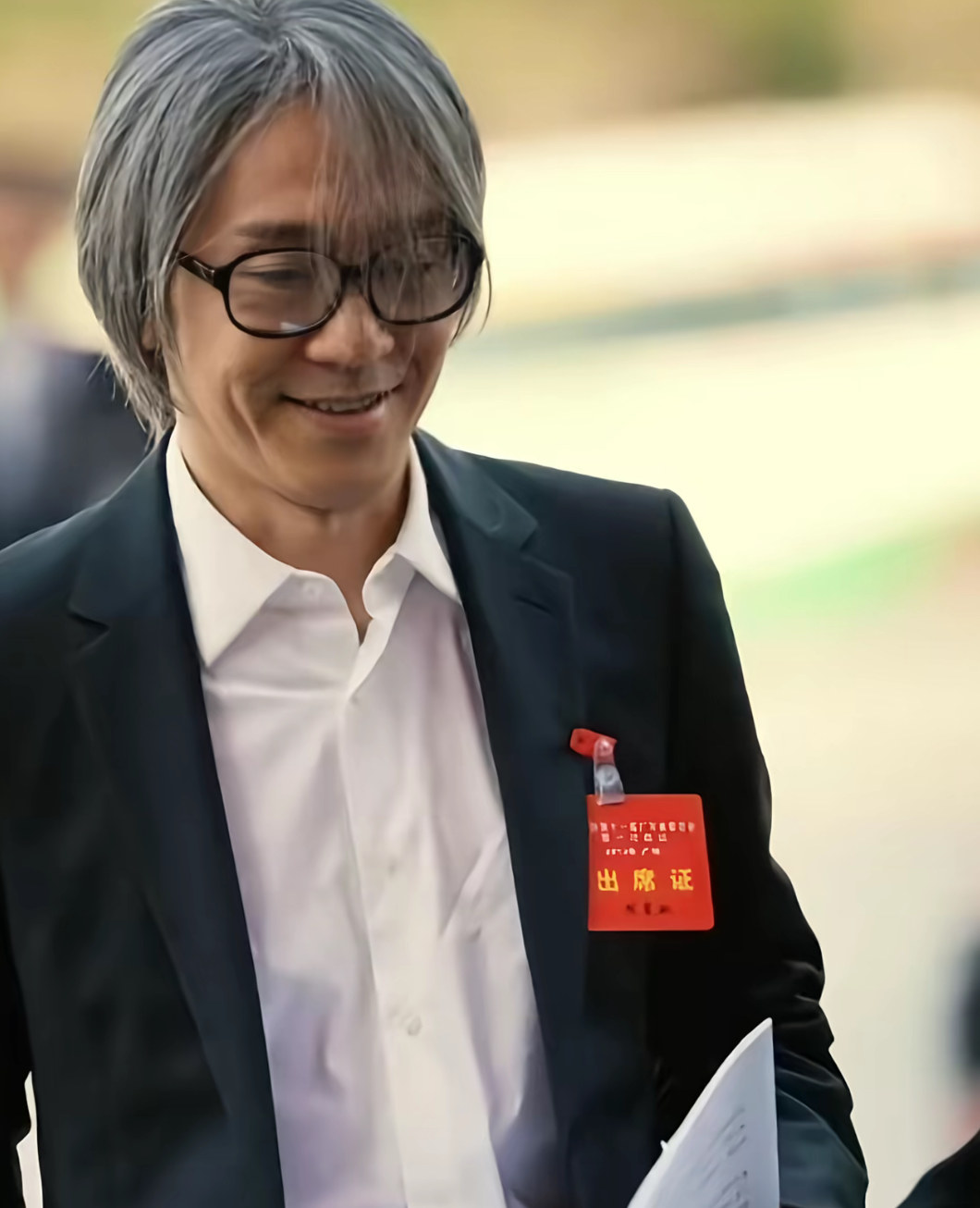 荧幕上，他是带来欢笑的星仔；
会场里，他是认真履职的委员。
周星驰：我就是来学习的，记者：去年你也这么说的。
