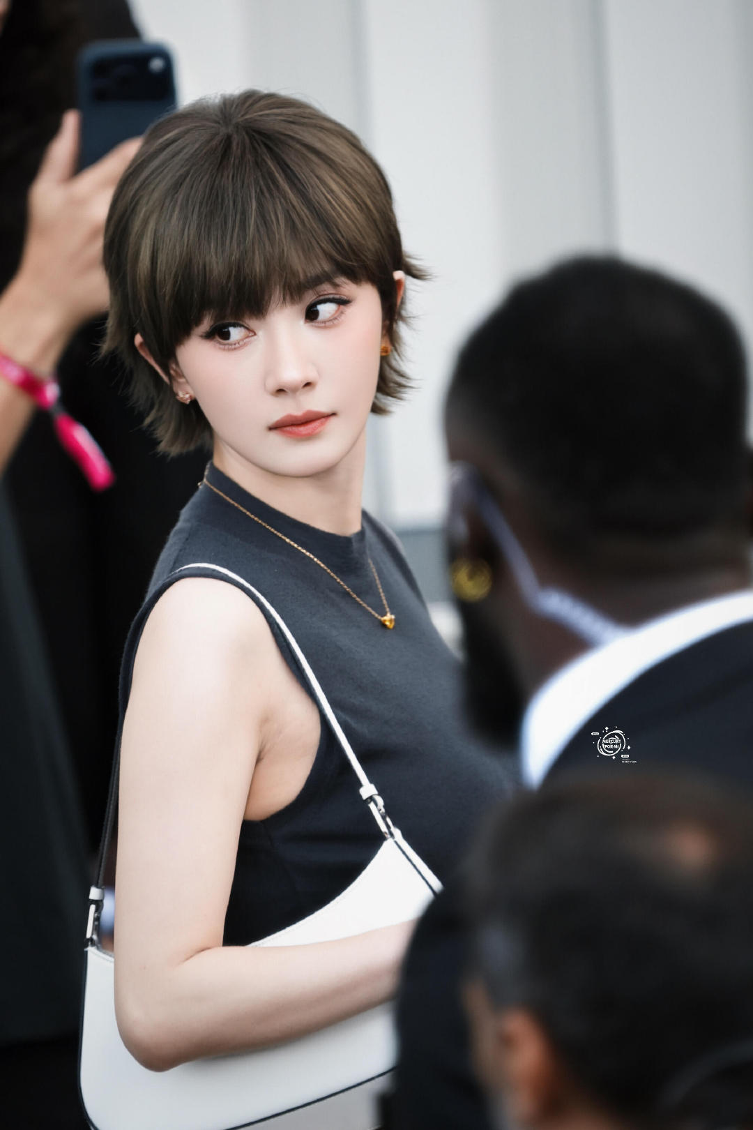 #杨幂被送马吉拉外套# Raf Simons亲手为杨幂披上Maison Margiela外套，这个待遇太有含金量了。在Prada秀场后台获得这样的认可，说明她在国际时尚圈的地位越来越稳。设计师与品牌的双重青睐，杨幂的时尚影响力真的不容小觑。 ​