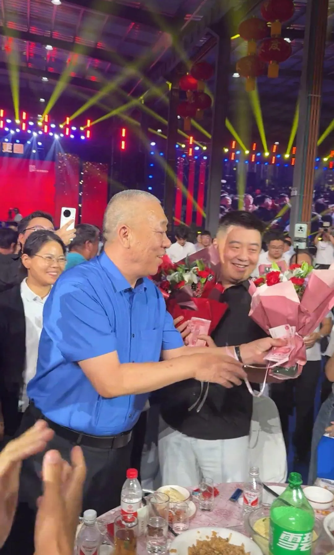全网最爱发钱老板&34;又要发红包！明后两天设宴1600余桌，请1.5万余人吃席，为每位员工父母发600元现金，公司中秋福利提前曝光：有胖东来啤酒

我刚刷到这消息时愣了一下——又是那个&34;全网最爱发钱老板&34;，但这次不是胖东来于东来，是河南长垣的崔培军。

这俩人常被混着讲，其实不是一家。崔培军做的是起