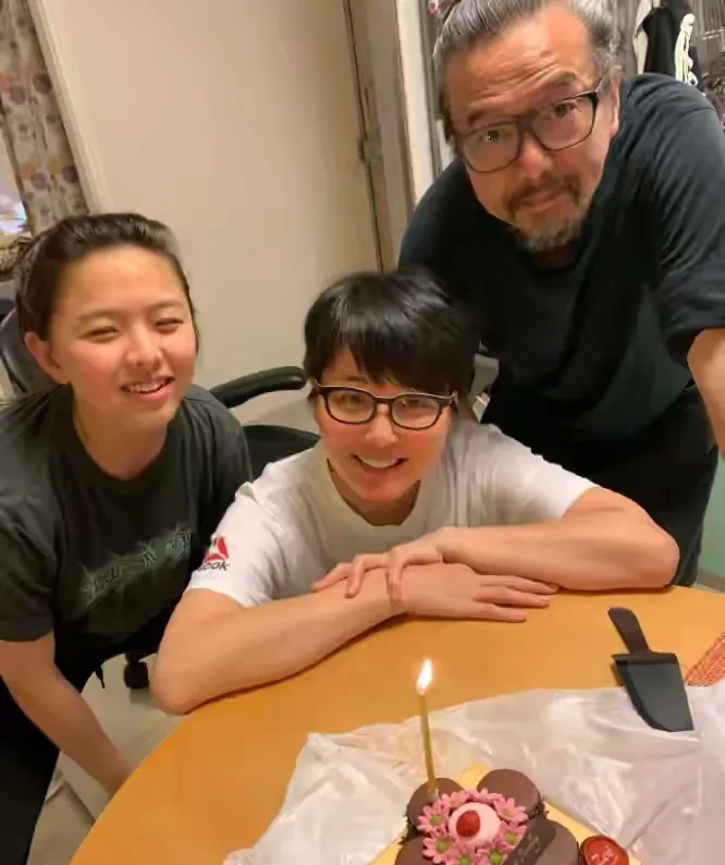 张延张锦程离婚，事业错位与十六年分居，一个“是”字回应所有。
最近刷到新闻，说张延和张锦程其实早就离婚了，张锦程就回了一个“是”字。挺意外的，毕竟当年他三次求婚的故事挺浪漫。

他们俩一个在北京一个在香港，长期分居。张延在内地拍戏发展得好，张锦程在香港事业一般，还当过几年全职奶爸。这种差距，时间长了