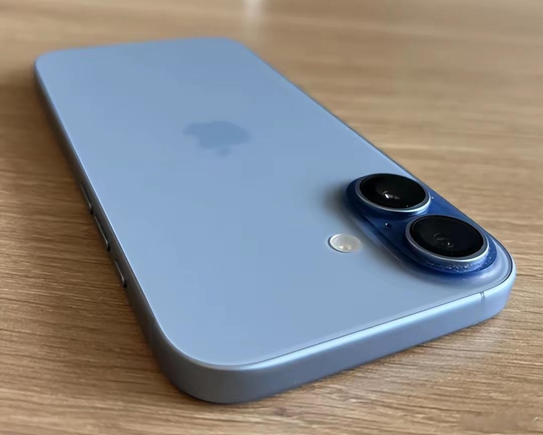 #iPhone17涨价倒计时#iPhone17这次，可能真要悄悄涨了
今年的手机市场里，苹果这波走势其实挺有意思。按不少渠道和市场反馈来看，iPhone 17标准版的热度明显比往年更高，甚至有点抢了Pro版的风头。原因也不难理解：一边是Pro系列越来越贵，另一边是标准版这次补得比过去更像样，很多原本想咬牙上Pro的 ​