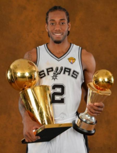 #NBA[超话]##起程nba中国赛2026# 
喜欢小牛的第14年 2014年
13-14赛季小牛虽然迎来钱德勒，哈里斯的回归，老卡特也有多次绝杀表现，常规赛第八面对gdp+小卡的马刺遗憾3 比4 落败
接下来马刺4比1 淘汰开拓者，4 比2 淘汰雷霆，总决赛4比1 击败热火夺冠！ 小卡首夺mvp！ 马刺胜在板凳深度，团队配合更默 ​