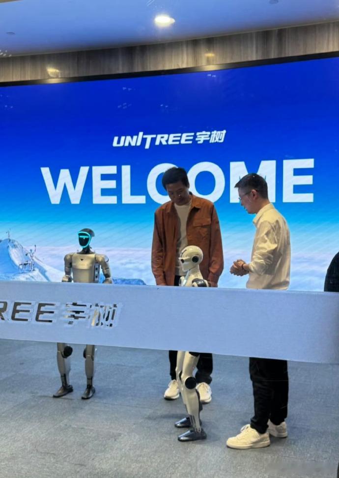 雷军去宇树了，王兴兴带他看机器人表演武术，现场气氛特别好。说实话，这两个人站一起，科技圈顶流同框，画面本身就挺有意思的。#雷军到访宇树#

有个细节挺戳我——雷总不是空手去的，后备箱塞满了车模，送给宇树员工。就……挺有诚意的，不是那种走个过场的拜访。合影的时候大家笑得都很开心，能感觉 ​
