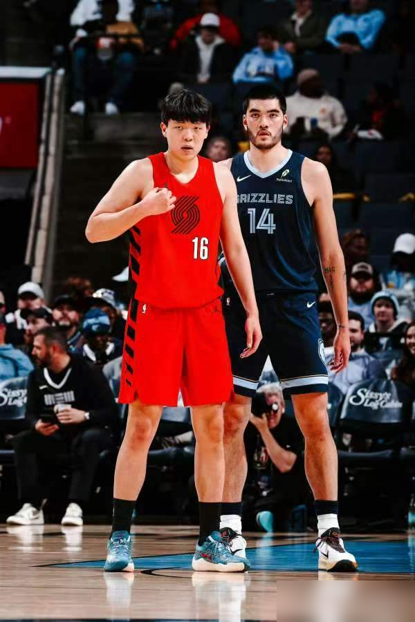 杨瀚森还没打一场NBA，身高先缩了2厘米。
开拓者刚公布的训练营名单，这小伙子官方身高从7尺2掉到7尺1，折合过来2米16，体重也从122公斤掉到121。上赛季报名还是2米18的巨人胚子，隔几个月再量，缩水了。
可同期文班亚马那帮国际新星，个个都在往上蹿。一个往下缩，一堆往上长，这对比放一块儿，