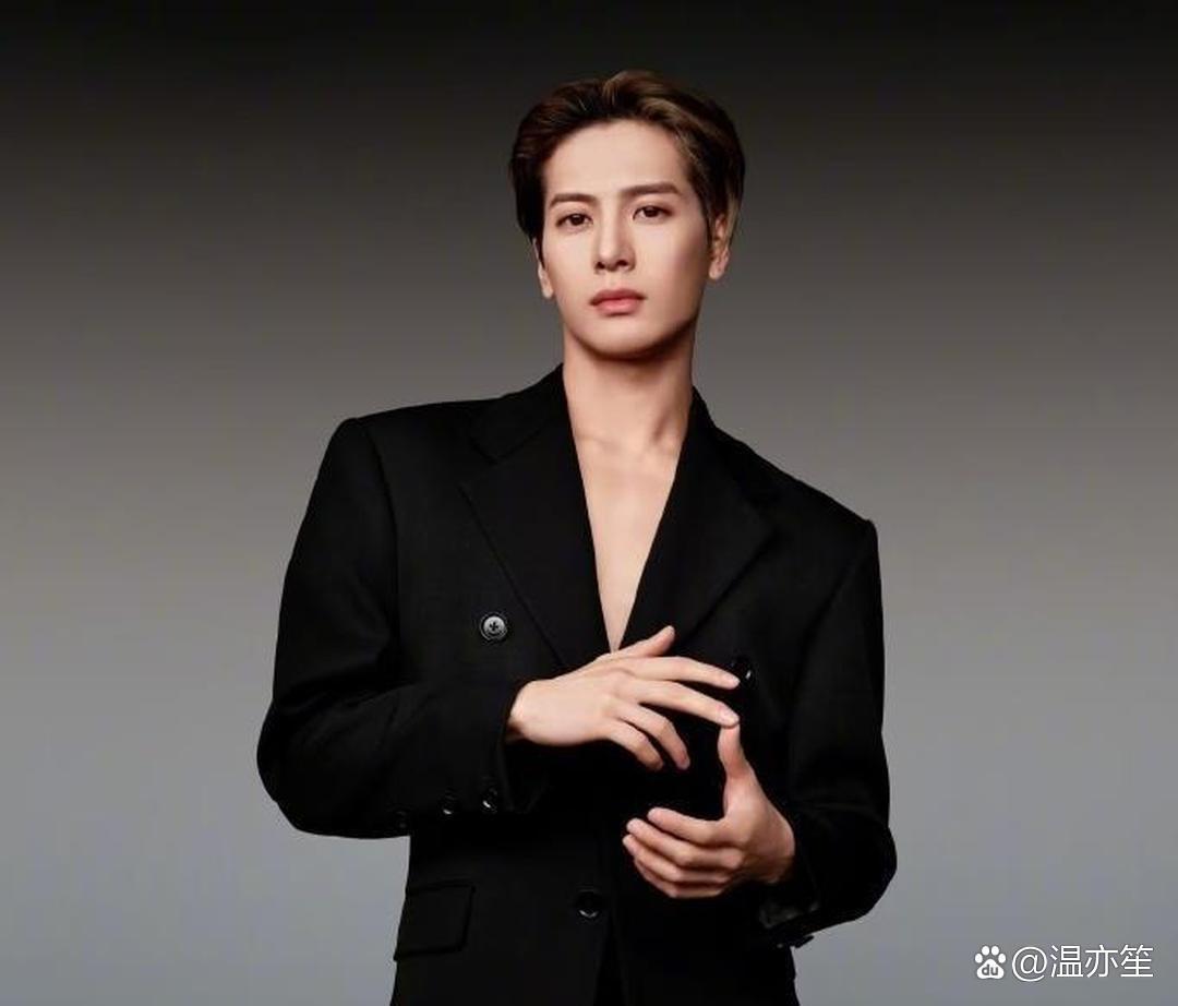 王嘉尔晒了张和爸妈⁠的合照‏﻿，网‌友都‎说‍：这‍就是幸福⁠‌‎家‌‌﻿庭的顶级模‎板‏⁠‎，‎跟‌明星光﻿‎环没关系。﻿‌‎ ​