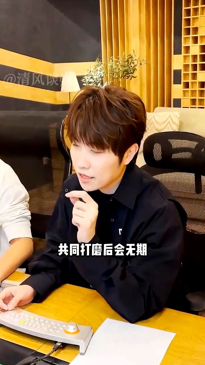 15年版权纠纷没拆散，演唱会署名失误一笑而过，汪苏泷的朋友圈藏着圈内最硬的底牌。

当年和徐良挤在破录音棚熬夜写歌，被版权官司扒掉一层皮。前阵子徐良开唱弄错署名，网上一片哗然，汪苏泷直接把大花篮摆到现场，把流言砸得粉碎。

桃花坞里攒下的交情更铁。徐若晗悄悄溜进南京演唱会台下，他一眼认出直接把大屏幕