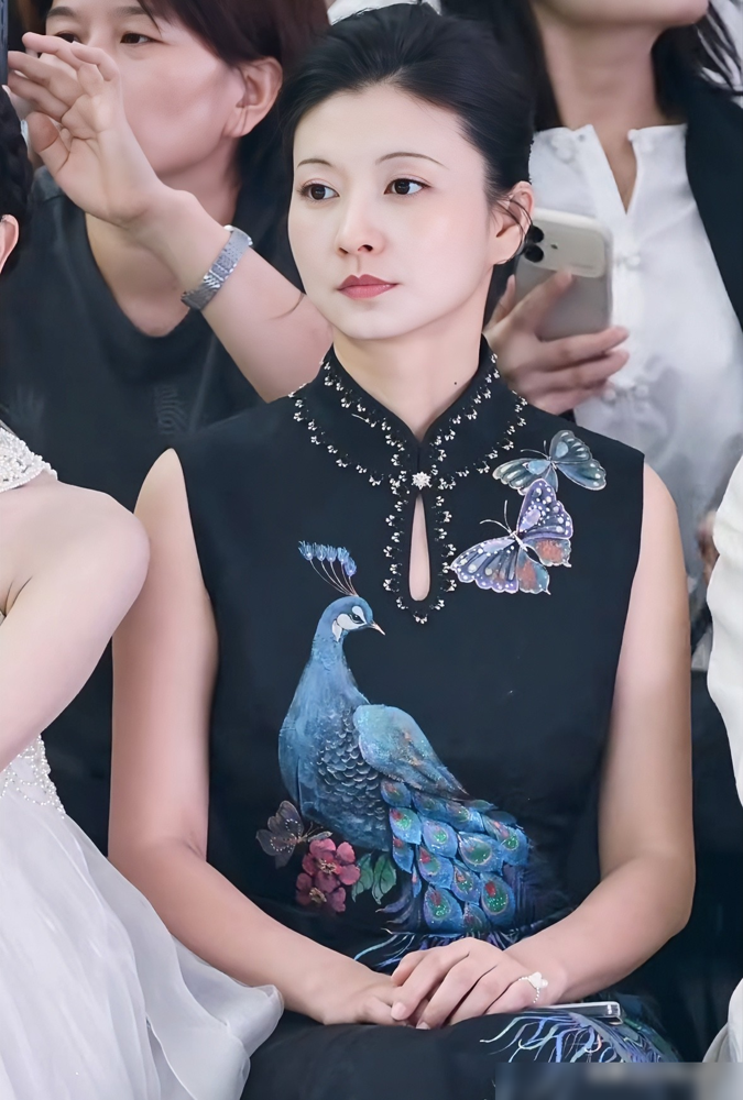 沈眉庄混到今天，商演30万，新媒体推广11万。
她罕见穿复古刺绣旗袍走秀，评论区都在喊白月光。可现实是，结婚生子后复出，资源断崖，主角戏再也轮不到她。
同一个《甄嬛传》出来的，蓝盈莹一部接一部，热依扎靠《山海情》拿了奖，咖位直接跳级。她跟陶昕然、孙茜，全卡在剧红人不红的坎上。
陶昕然转幕后搞独