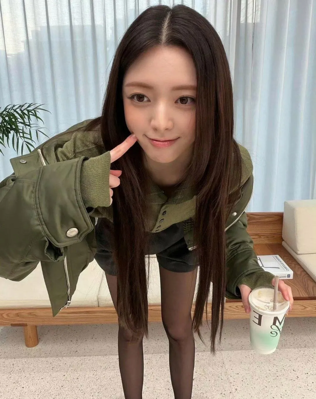 申宥娜的黑丝穿搭，把“纯欲飒”玩明白了！   黑丝配高跟，再搭军绿外套...