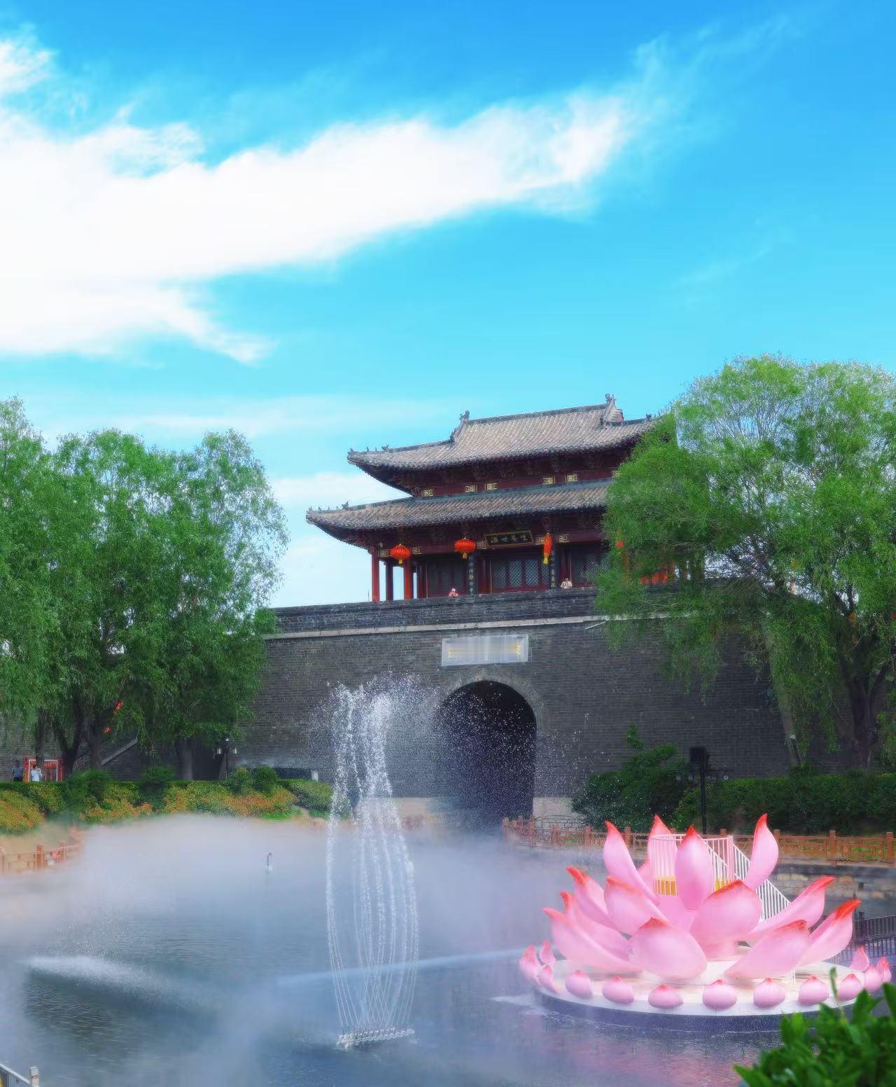 聊城东阿阿胶城，一座藏在运河边的小城。青砖灰瓦的街道不算宽，脚下石板的...