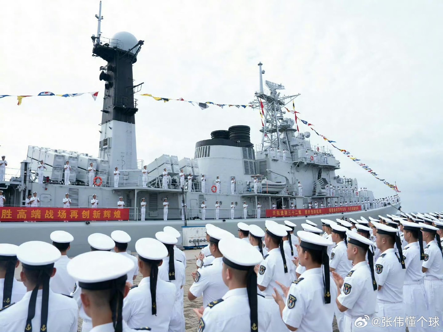 三十二载经略深蓝、砺剑大洋，哈尔滨舰功成身退，退休快乐[作揖][作揖][作揖]

#中华第一舰退出现役##052型驱逐舰首舰112舰退役# ​