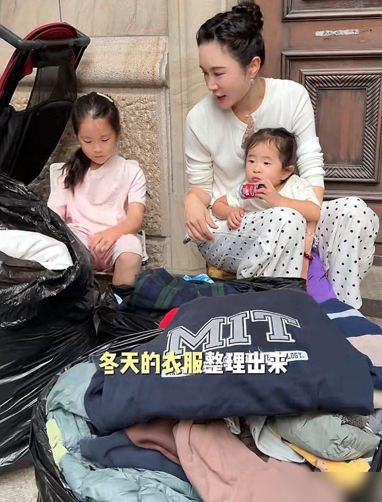 张纪中75了，杜星霖还想给他生个“龙太子”。

直播里她说得特轻巧，什么“孩子越生越聪明”“良性循环”，老张就坐那儿乐呵呵点头，一个正面的字没给。
但另一边，这家子蹲别墅门口叠旧羽绒服，一件件装袋，不声不响捐了山区好几年。大儿子跟着忙前忙后，身上看不出半点星二代的讲究。
有人说她恋爱脑，有人
