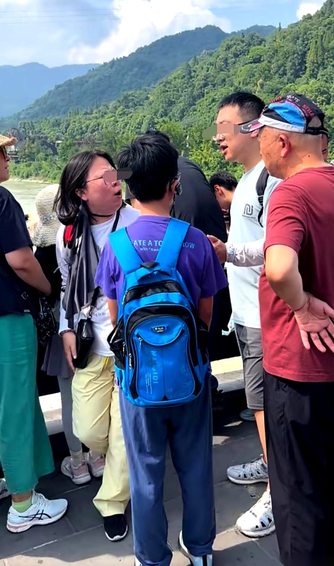 成都都江堰的游步道上，一个戴眼镜的中年男人刚张开嘴准备认个错，就被一声刺耳的尖啸当场堵了回去：“不行！今天必须报警！”
在这段网传的视频画面里，一个女人脖子上的青筋都鼓了起来，手里死死攥着手机，半步也不肯退。但最荒诞的画面还在后头：她正拼尽全力去“保护”的儿子，此刻却两手一摊，语气极其平缓地跟那个戴