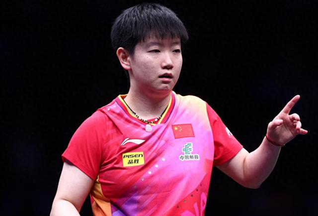 王曼昱1比3输给朱雨玲，孙颖莎转头就打了朱雨玲一个11比1——世界第一的排名，连一周都没坐稳就被自己的心态掀翻了！
2026年9月20日，名古屋亚运会乒乓球女团小组赛，中国队对阵中国澳门队。王曼昱六天前刚以9115分登顶女单世界第一，首盘出战却9比11、9比11连丢两局，第三局11比7扳回一城后，第