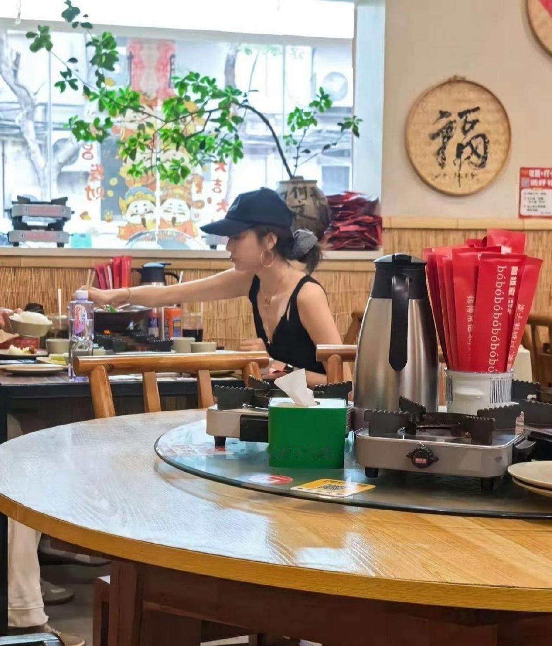 29岁孙千私下被偶遇，餐馆里打扮随意侧脸普通，网友看愣：电视上那么亮眼，现实中咋瘦成这样还没认出来 ​