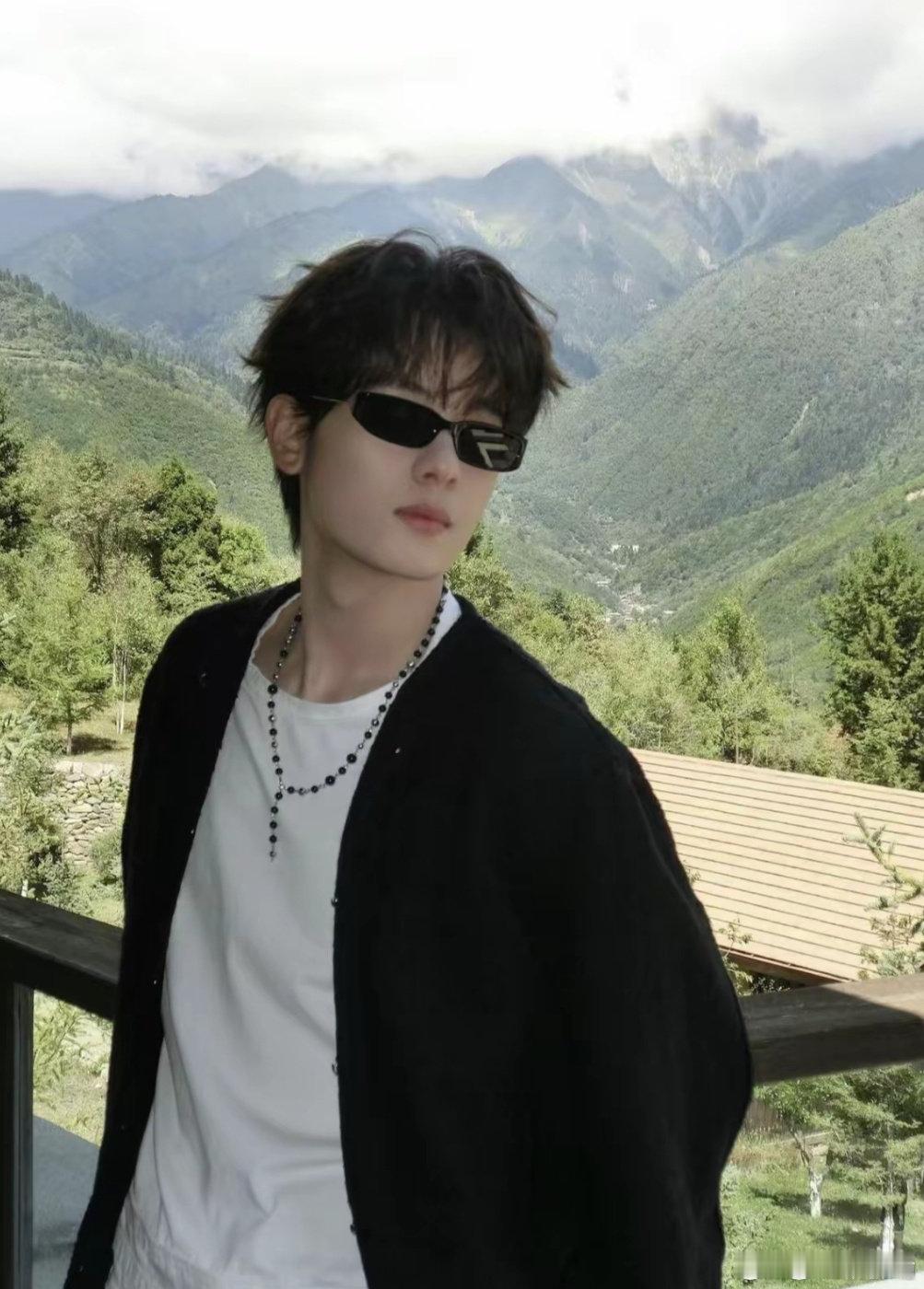 #胡先煦[超话]# 🥤💙#胡先煦即刻上场#
我常常忍不住去想，一个人要积攒多少底气，才能面对外界形形色色的声音，把委屈藏在身后，把努力放在台前，日复一日沉淀实力，温柔且坚定地走自己的路
​