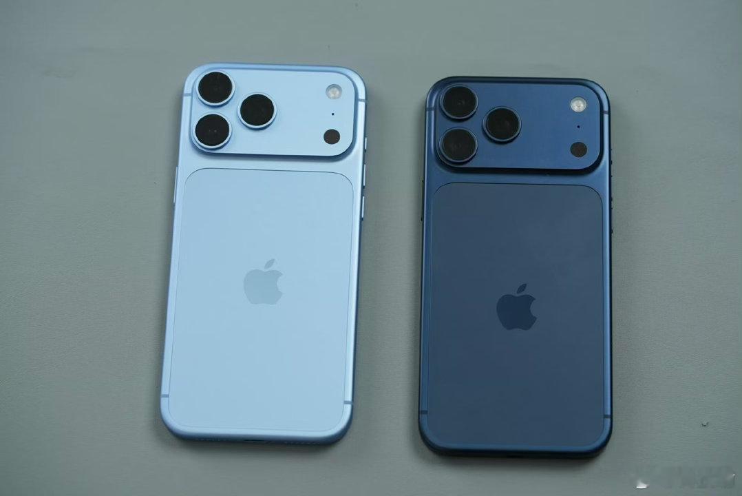 #iphone17pro和18pro外观对比##iPhone18Pro新配色#
iPhone 18 Pro今日正式开售，市场分化格外明显。
Pro Max一机难求，黄牛纷纷加价；标准版18Pro却热度冷清，第三方电商直接降价900元，首发就迎来破发。

不少拿到真机的网友晒出两代机型实拍对比，把iPhone17 Pro与18Pro摆在一起，活脱脱一对双胞胎。 ​