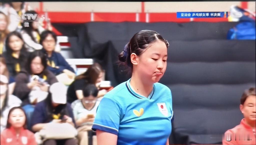 张本美和简直对张本智和无语了！在亚运会女子单打半决赛中，张本美和1:4完败给王曼昱。其中第三局比赛，张本美和本来有机会把本场比赛的悬念拉回来，但是她在9:5领先的情况下，被王曼昱逆转。大比分来到0:3之后，张本美和就大势已去了。而张本智和，在男双比赛中，完成了极限逆转，把运气都用光了。张本美和无缘亚