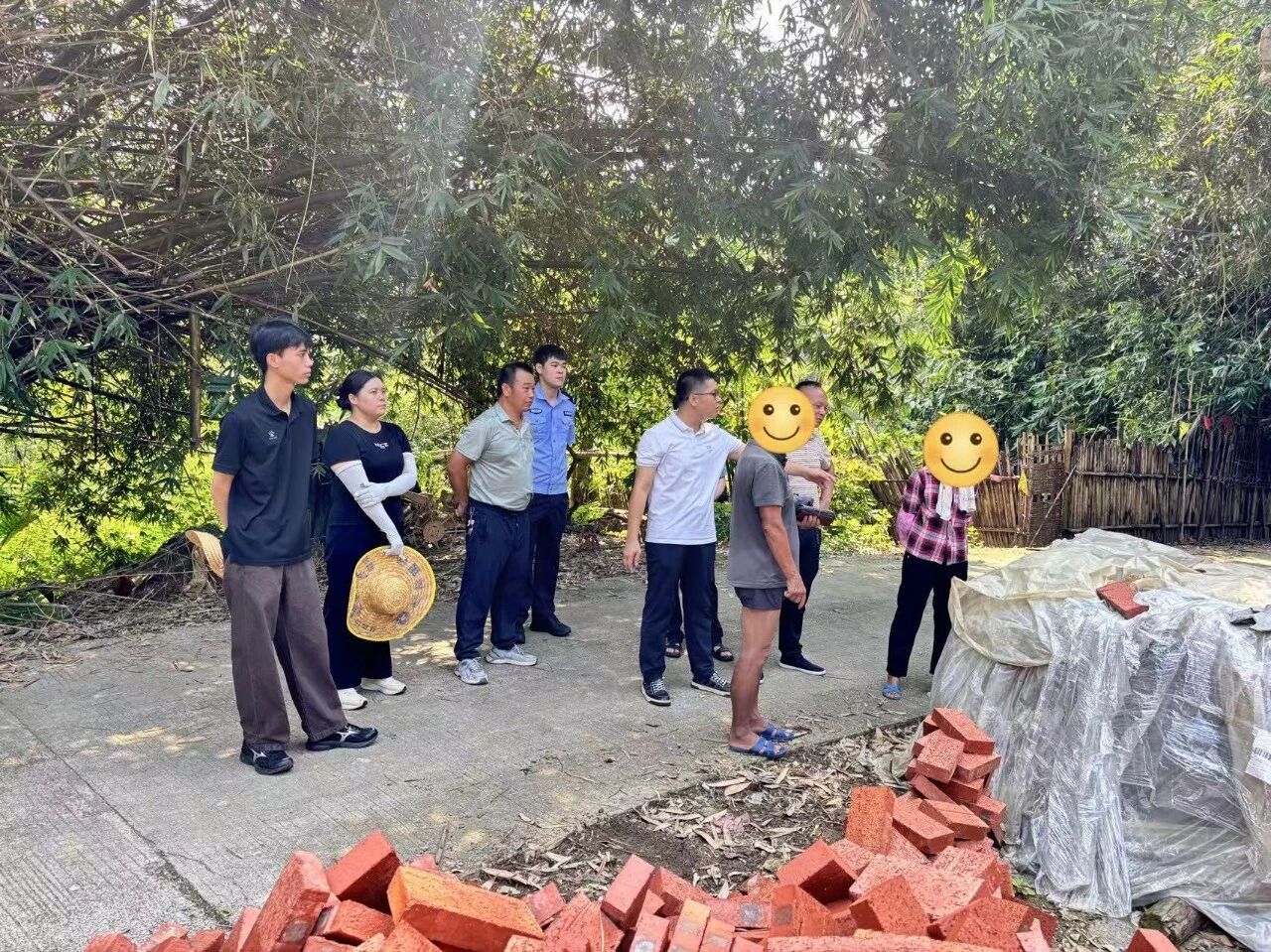 【桂乡新风】二十四年邻里积怨，十小时“茶道”化解——苍梧县六堡镇成功调处一起陈年相邻权纠纷
2026年8月7日，在苍梧县六堡镇九城村双泶组的一处农家院坝里，林某1与林某2在调解协议书上郑重签下名字，随后起身，双手紧握。至此，这段横亘两家人之间长达二十四年的隔阂，终于画上句号。 ​
